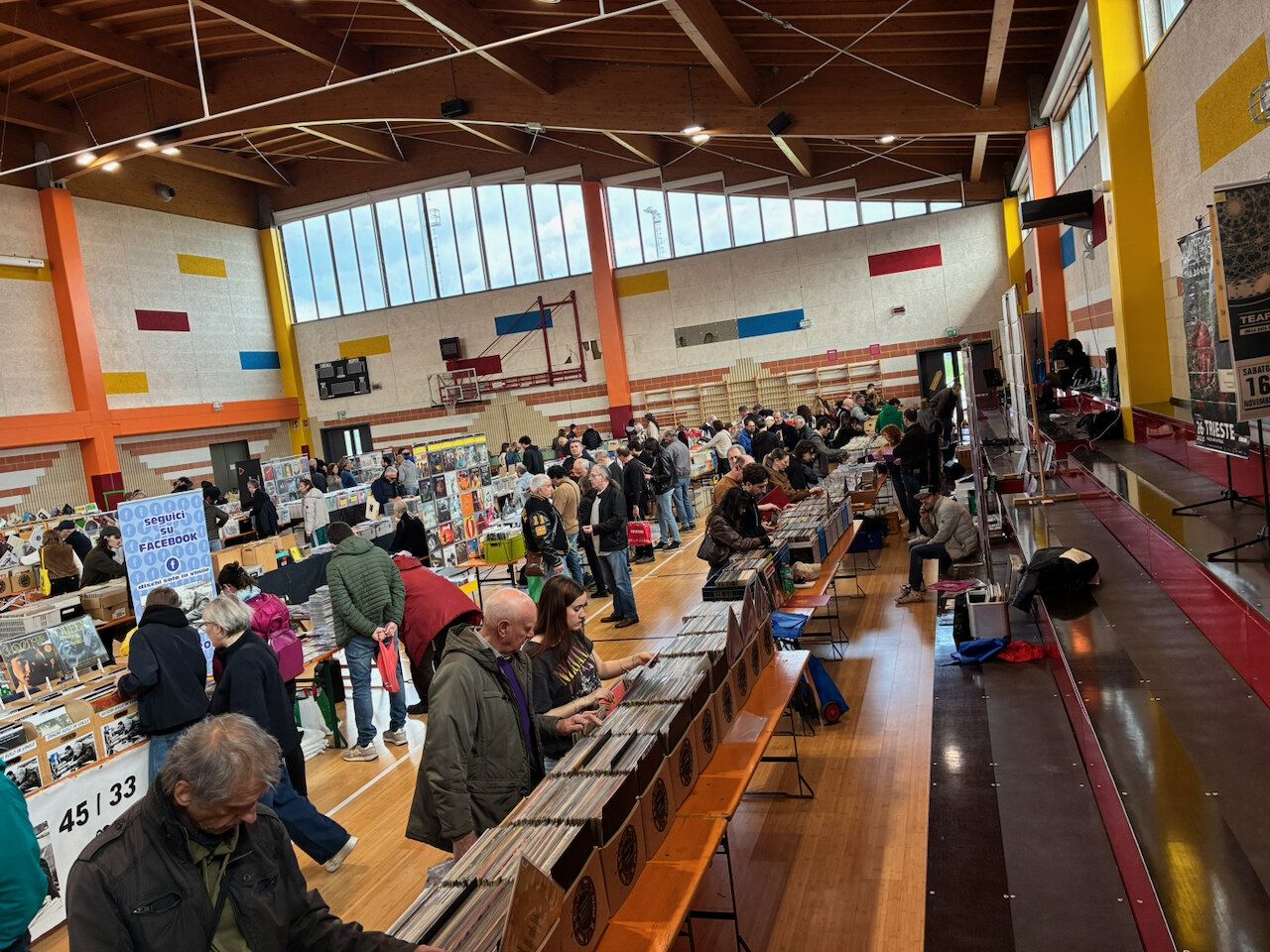 Banchi di dischi e visitatori alla palestra del Bearzi, foto 1